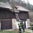 Spadl� stromy na st�echu budovy Hamry 11.4.2025